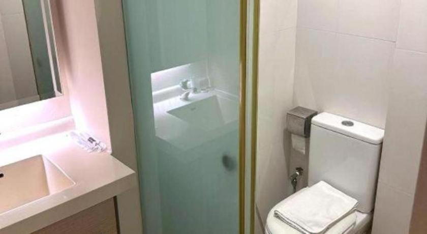 Reddoorz Premium @ Balestier Hotel