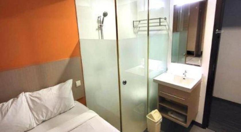 Hotel Reddoorz Premium @ Balestier 3*